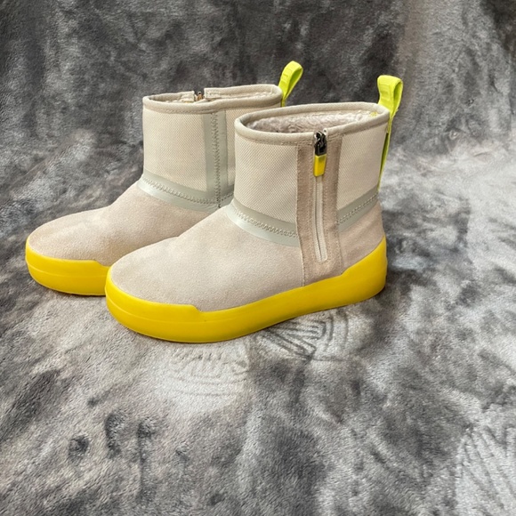 Womens Size 6 Ugg Boots - Picture 2 of 4